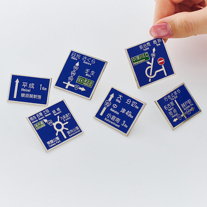 方面看板ピンバッジ/自撮りをする人