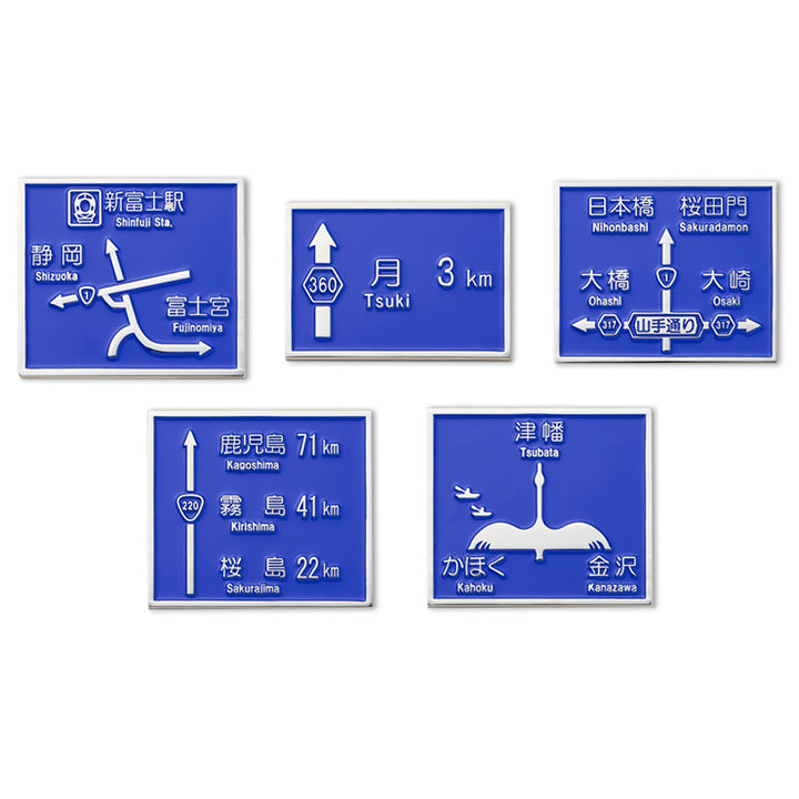 方面看板ピンバッジ/月まで3km？