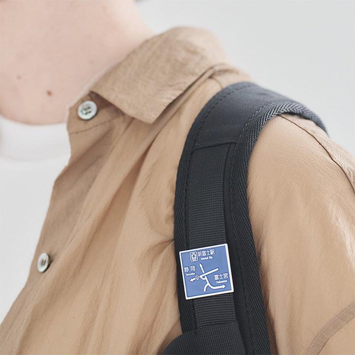 方面看板ピンバッジ/月まで3km？