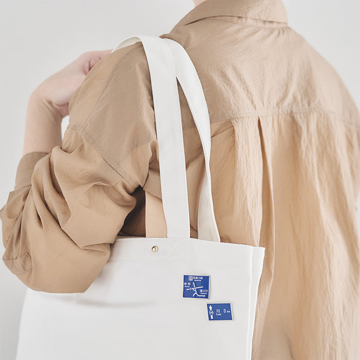 方面看板ピンバッジ /白鳥がデザインされた ｜地図グッズ｜Map Design