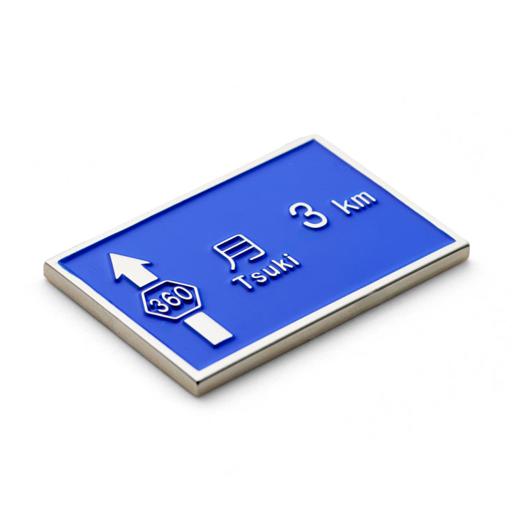 方面看板ピンバッジ /月まで3km？｜地図グッズ｜Map Design GALLERY