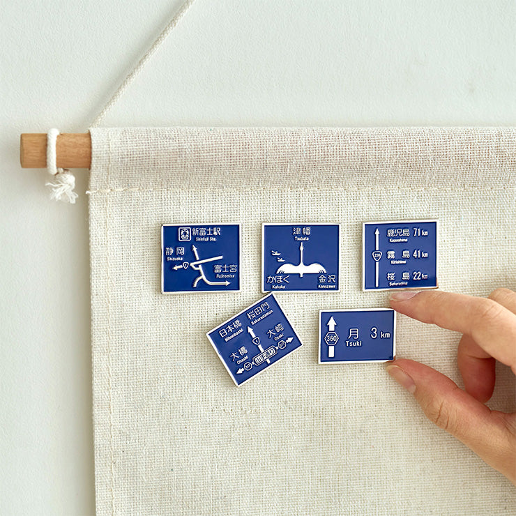 方面看板ピンバッジ /月まで3km？｜地図グッズ｜Map Design GALLERY