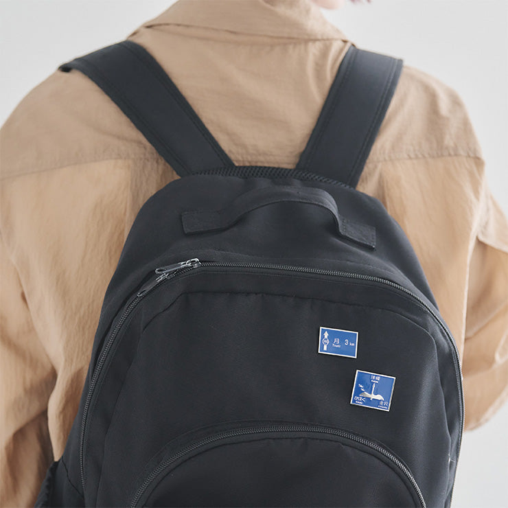 方面看板ピンバッジ/月まで3km？