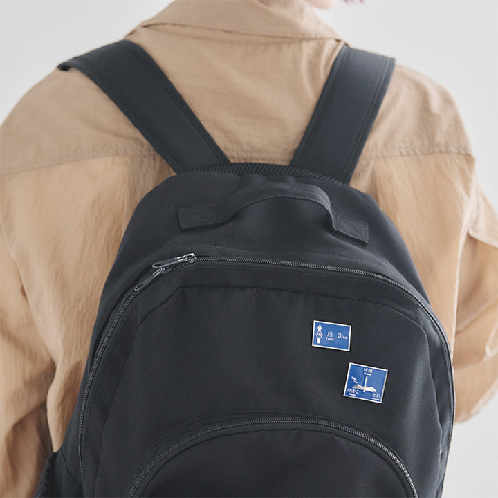 方面看板ピンバッジ/月まで3km？