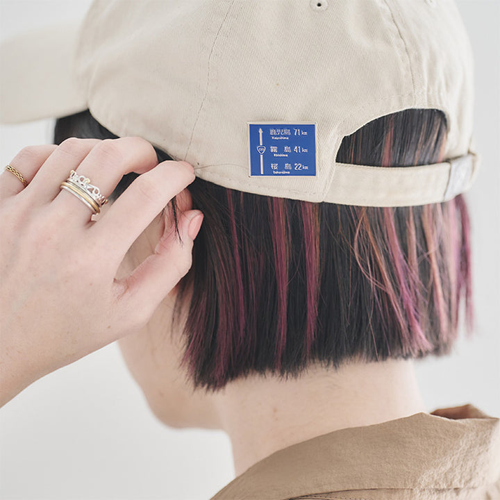 方面看板ピンバッジ/月まで3km？